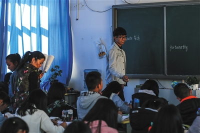 　　12月20日，禄劝一中，刘海洋被抽到上台听写单词。他之前在直播班成绩垫底，现在在普通班排名前十。他说自己压力没那么大了。