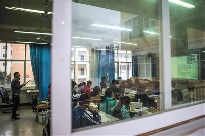 　　12月19日，禄劝一中，直播班上课时，老师会站在教室后面拿本子记录，学习成都七中老师的讲课方法。