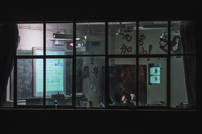 　　2018年12月18日，禄劝一中，晚自习结束后，同学们陆续离开教室，高三文科培优班的耿加寿还在“加班”学习成都七中的远程课程。