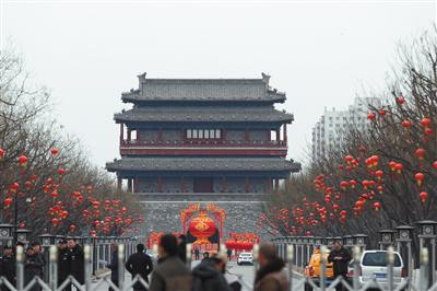 昨日，永定门公园内，工作人员在为元宵夜的灯光秀做准备。新京报记者 侯少卿 摄