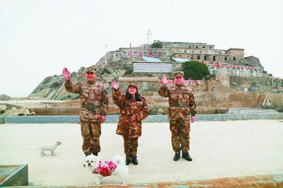 王仕花和两名民兵与我们挥别。光明日报记者 蒋新军摄