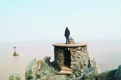 站在瞭望台上的王志国。光明日报记者 蒋新军摄