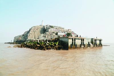 逐渐靠近开山岛码头。光明日报记者 蒋新军摄