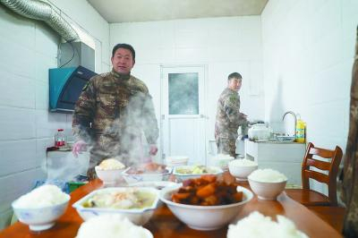 岛上的元宵午餐。光明日报记者 孙金行摄