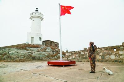 王仕花向国旗敬礼。光明日报记者 蒋新军摄