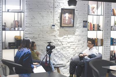  演出结束后，刘旸接受一家媒体采访。从新东方知名教师到单立人签约演员，如今刘旸已经在业内有了一定的知名度。