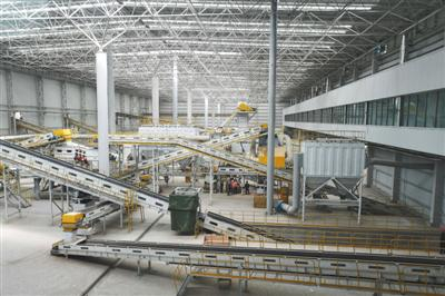 昨日，朝阳区高安屯建筑垃圾再生资源化处置中心进入调试阶段，建筑垃圾运到这里，会经过风选、浮选等步骤进行处理。据介绍，风选即把混在建筑垃圾里的塑料等筛走，水力浮选即把木头等混在其中的垃圾选出。新京报记者 侯少卿 摄