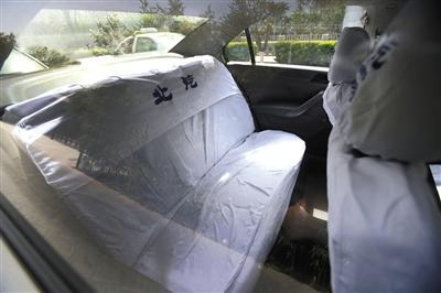 　　4月5日，位于德胜门东滨河路附近一处出租车停靠点，一辆出租车后排安装的座套将安全带和锁扣全部包裹起来，乘客根本无法使用。