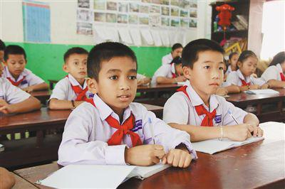 万象农冰村小学的学生们在学习中文。　　本报记者 孙广勇摄