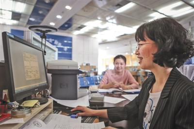 近日，北京市人力资源和社会保障局，工作人员正在操作社会保险信息服务系统。新京报记者 彭子洋 摄