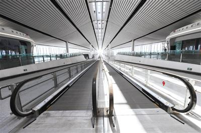 6月22日，大兴机场电梯设备配备了先进的安全防护措施。