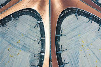 6月28日，北京大兴国际机场建设完成的航站楼主体和廊桥。