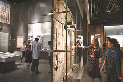 观众在北京市档案馆新馆观展 摄影/本报记者 袁艺