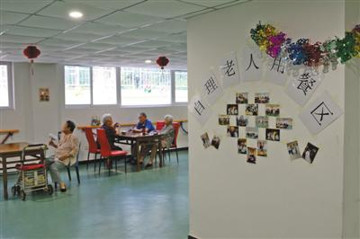 全国老龄办今年2月发布的《中国人口老龄化发展趋势预测研究报告》显示，2020年，老年人口将达到2.48亿，老龄化水平将达到17.17%。这其中，失能失智、孤老残障等无法自理的老年人占有一定比例。图为尚佰易国际老年公寓。 新京报记者 吴江 摄