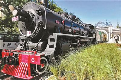 京门铁路公园内摆放着老式火车头摄影/本报记者 刘畅