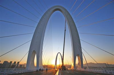 9月23日，夕阳下的新首钢大桥。新京报记者 王贵彬 摄