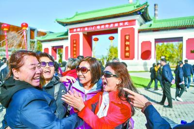 昨天，首钢老员工在厂东门前合影留念。&nbsp;本报记者&nbsp;邓伟摄