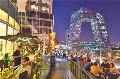 8月22日夜间，消费者正在央视大厦对面一家露天餐厅吃饭。