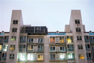 11月15日，海淀碧水云天颐园西区10号楼1单元，住户改建的部分格外醒目。新京报记者 李凯祥 摄