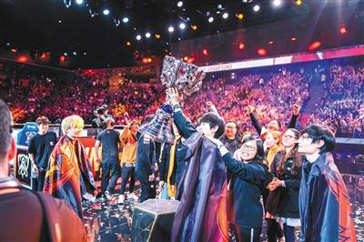 11月10日，FPX成为英雄联盟S9全球总冠军。俱乐部供图