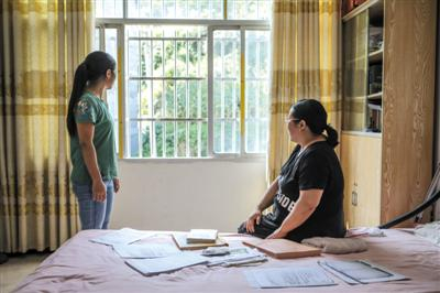 8月15日，湖南慈利县洞溪村，张阿丽家里。两姐妹多年收集的案情材料和老照片。资料图片/彭子洋 摄