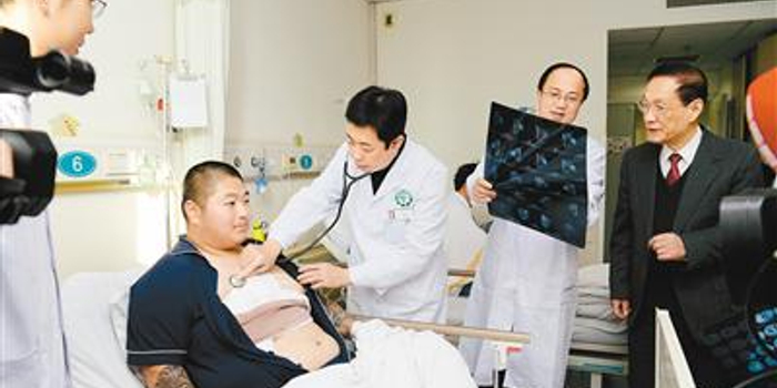小伙胸前长5公斤重肿瘤5根肋骨被整体切除 手机新浪网