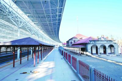 改造完毕的京张高铁起点——北京北站，老京张铁路的西直门站站房与旁边现代化的高铁站台。本报记者&nbsp;和冠欣摄&nbsp;&nbsp;