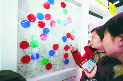 展品“七十二变”，可展示不同垃圾分类处理后再生出了哪些新产品。