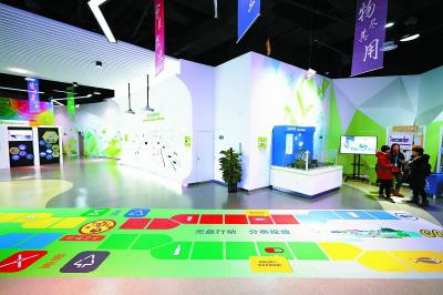 真人版飞行棋游戏——看谁跑得快。