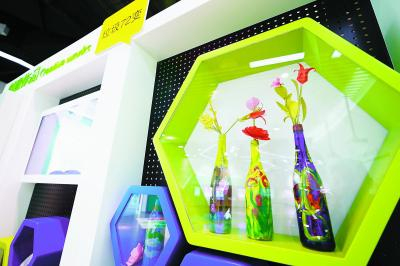 被随手丢弃的瓶子、废纸、小木棍经过改造变成了装饰品。