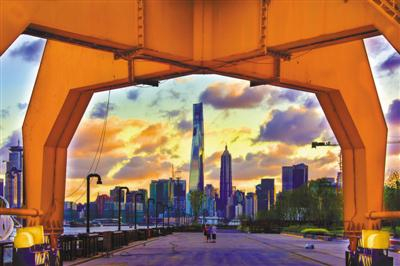 上海杨浦滨江岸线老码头上的巨型塔吊被改装成景观装置。资料图片