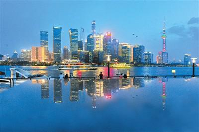 除了“中国第一高楼”上海中心大厦，上海还拥有众多超高层建筑，形成了独特的城市风格。图为6月17日，夜幕下的上海陆家嘴地标建筑。杨建正摄（人民视觉）