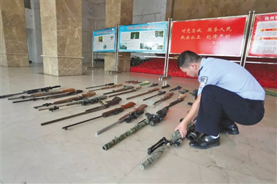  警方抓捕陈辉民团伙缴获的各类枪支。