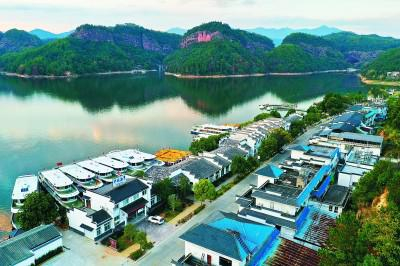 福建省三明市泰宁县大金湖畔的梅口乡水际村及游客码头。新华社记者&nbsp;姜克红摄