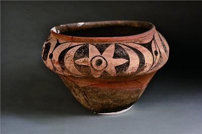 河南巩义双槐树遗址出土的彩陶罐