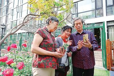  “社区新闻发声人”帮助群众使用新闻客户端。资料图片x
