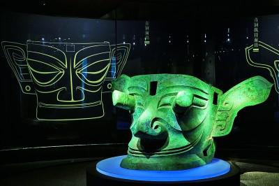 出土于三星堆2号祭祀坑的青铜纵目面具。新华社发
