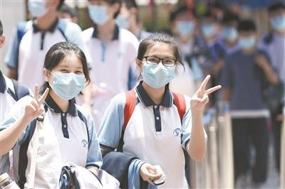 6月9日，天河中学考点的考生离开考场。