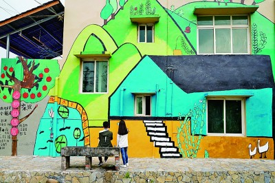 重庆市北碚区柳荫镇东升村联合四川美术学院参与村容村貌改善。图为游人在东升村参观。新华社发