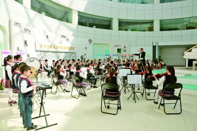 江苏省张家港市南丰镇南丰小学永联荷风管弦乐团正在演出。光明图片