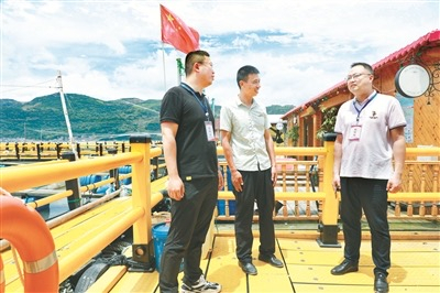 图为近日，检查组在沙埕镇某农家乐走访群众，收集“四风”和腐败问题线索。 陈是 摄