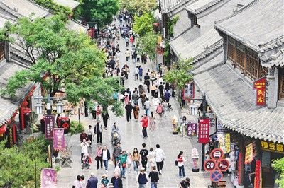  5月3日，游客在山东青州古城景区游玩。王继林摄（人民视觉）