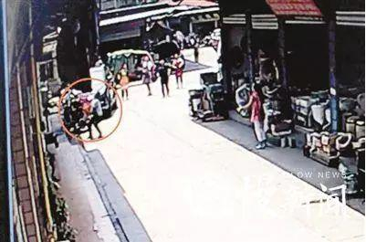 张云接住女孩瞬间（圈内）