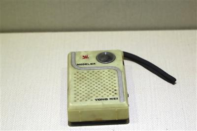 ■ 改革物语 华西村老书记吴仁宝生前使用的收音机。用收音机收听新闻，掌握国家政策动向，并在其中找到华西村发展的思路一直是吴仁宝的工作方式。每天早晨，他都会收听《新闻和报纸摘要》节目。