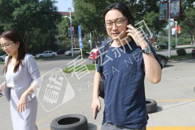 图为赵勇前往法院。摄/记者 黑克