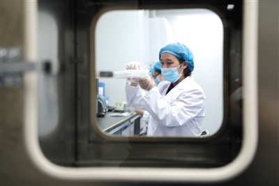 　　2017年6月16日，云南省昆明市，华大基因入驻云南建立首个高通量基因检测医学检验服务机构。 图/视觉中国