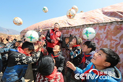 哈甘基点小学的孩子们玩起志愿服务队赠送的足球