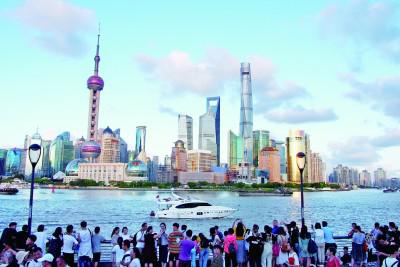 游客在上海外滩欣赏浦东陆家嘴景色。新华社发
