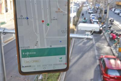 昨日，记者使用新版北京交通APP新增的空余车位导航功能在海淀区苏州街内找到一个空余车位。新京报记者王贵彬 摄