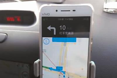 用户正在使用地图软件进行导航。图片来源于网络